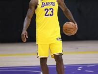 开云体育在线登录-詹皇赛后合影图载学迎战詹皇一轮湖人的简单介绍