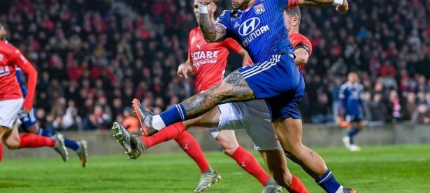 开云体育官网-包含里昂三球击败尼姆，收获宝贵三分的词条