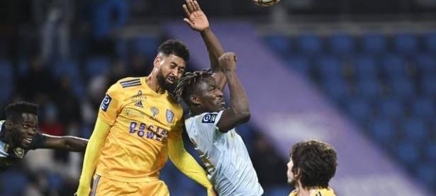 开云体育官网-体坛巅峰对决：足球赛场热闹一幕