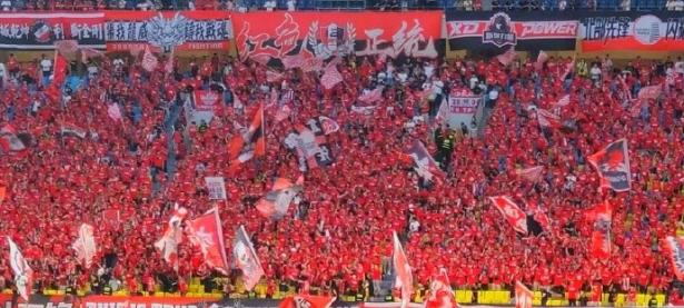 开云体育app-关于网络直播火爆足球盛况，球迷热情高涨的信息