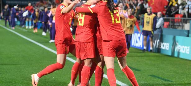 开云体育官网-关于争夺冠军女足比赛场面观众情绪高涨的信息