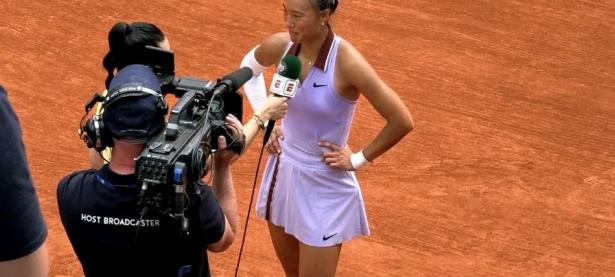 关于激烈比拼瞬间爆发，球场气氛紧张刺激的信息