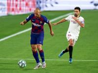 球队传接连续，连续交错进攻打击对手