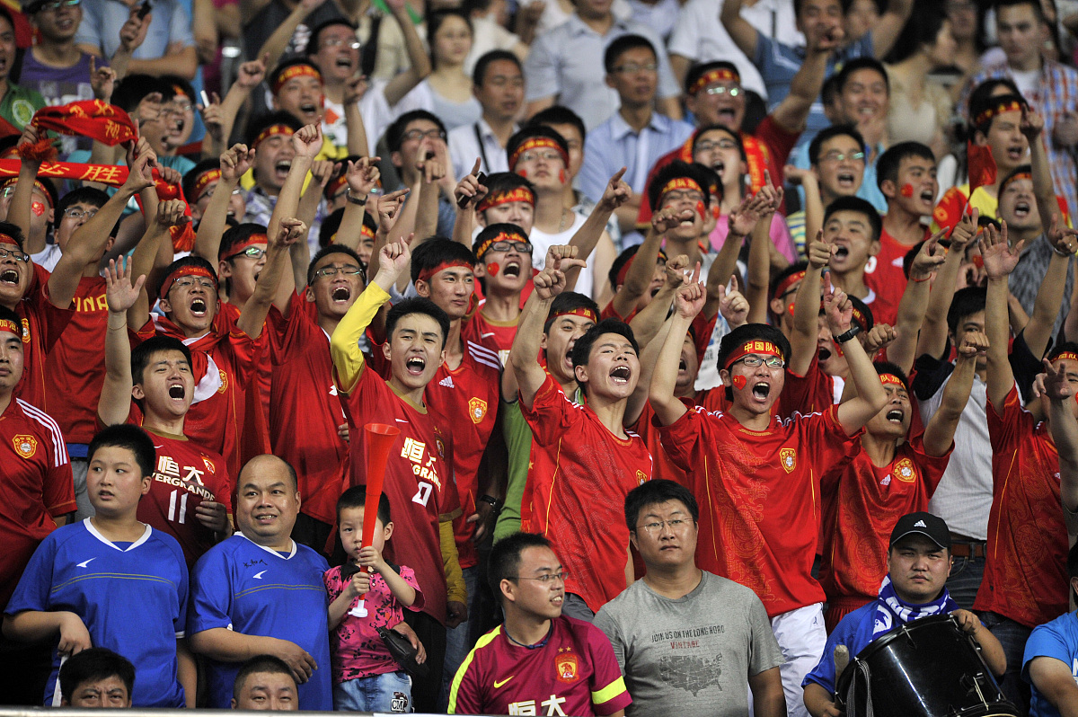 比赛激烈异常，球队依靠团队力量夺得胜利的简单介绍