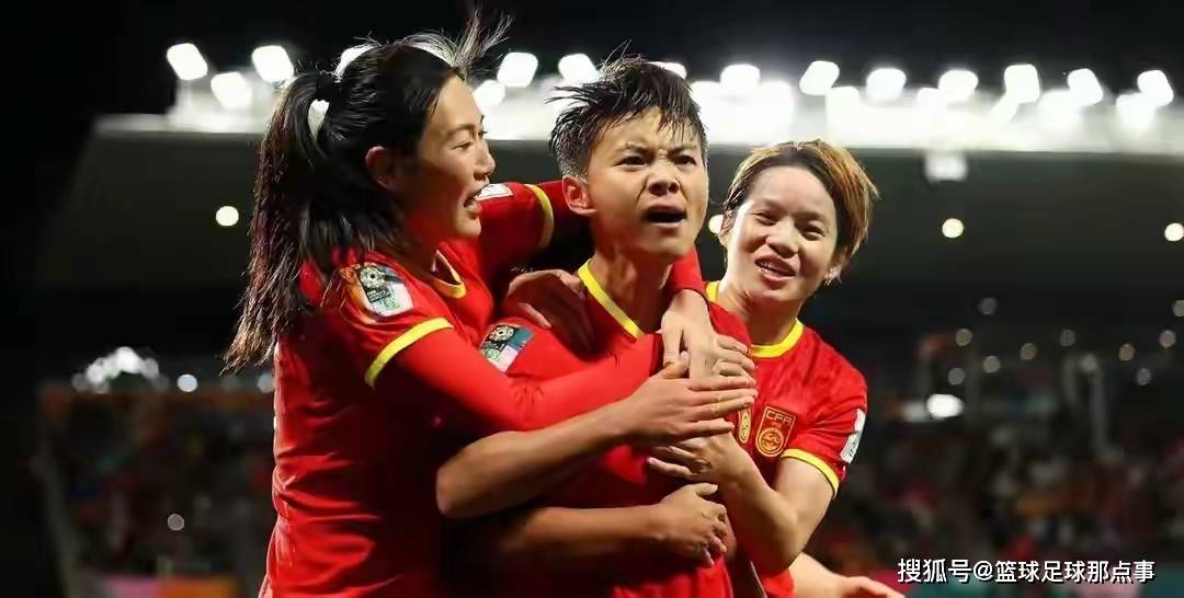 美洲足球巡回赛：女足选手为胜利拼搏的简单介绍