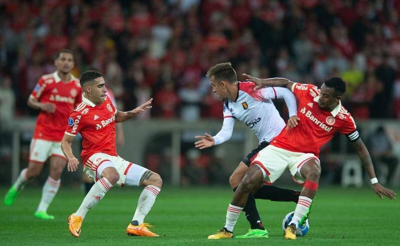 包含亚眠客场不敌里昂，联赛形势不容乐观的词条