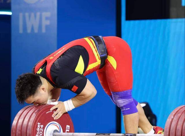 几内亚选手在举重比赛中喜获奖牌 几内亚选手在举重比赛中喜获奖牌