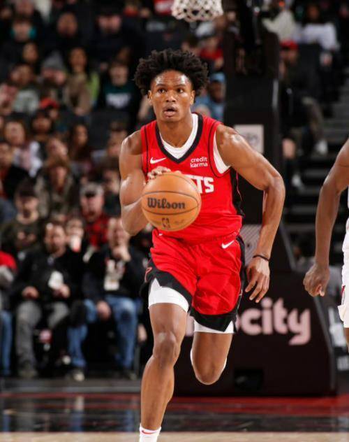 狮队新秀崭露头角,成为球队新希望 狮队新秀崭露头角,成为球队新希望