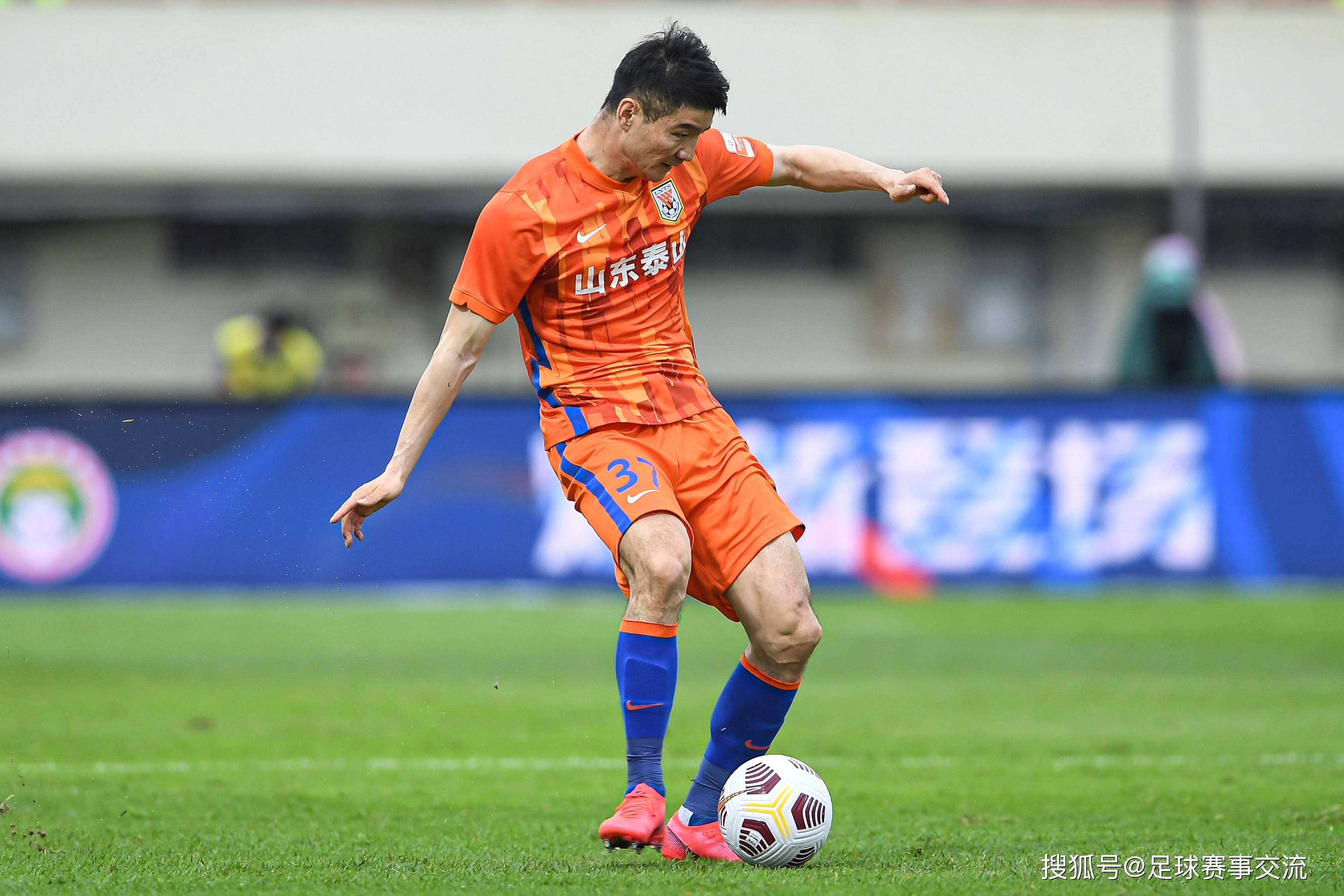 比赛中球队一路领先锁定胜利 比赛中球队一路领先锁定胜利