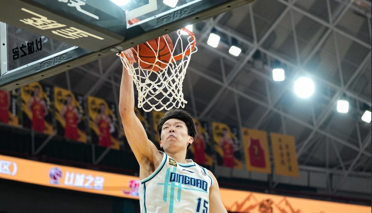 青岛队在比赛中表现抢眼，斩获胜利