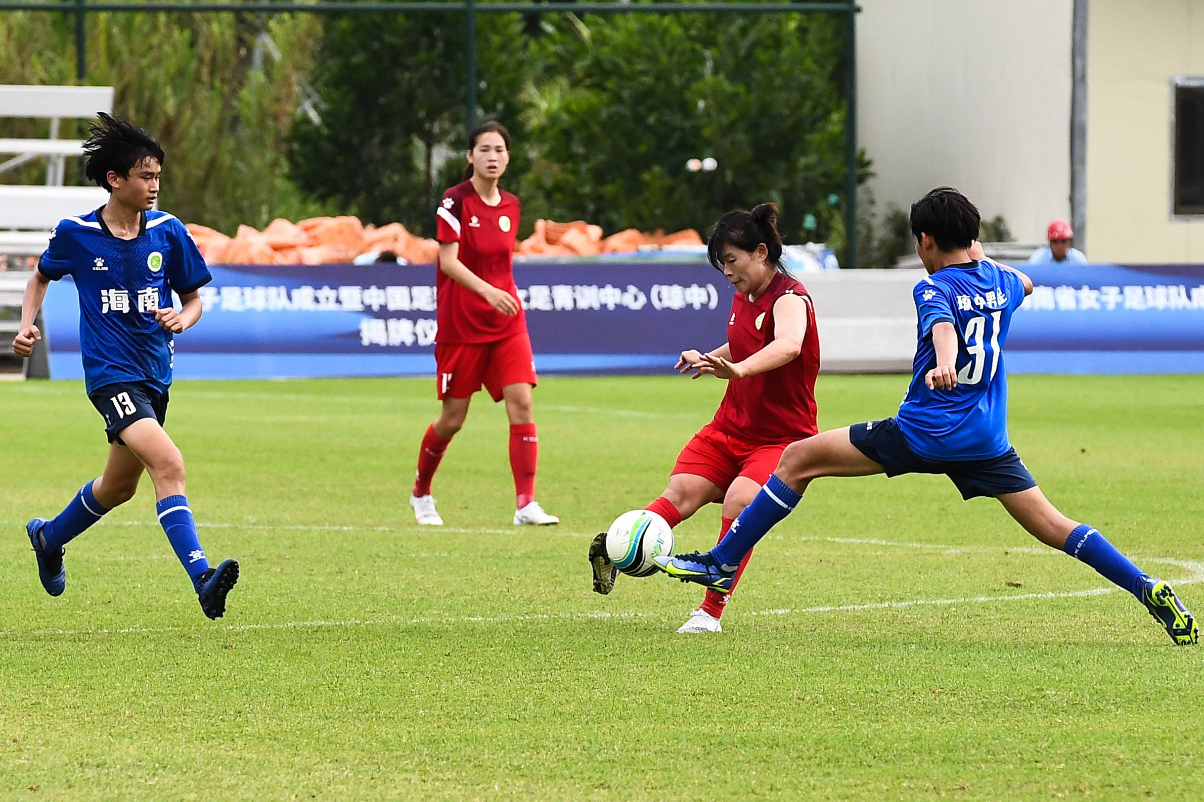 劲爆挑战!职业女足队员不甘示弱 劲爆挑战!职业女足队员不甘示弱
