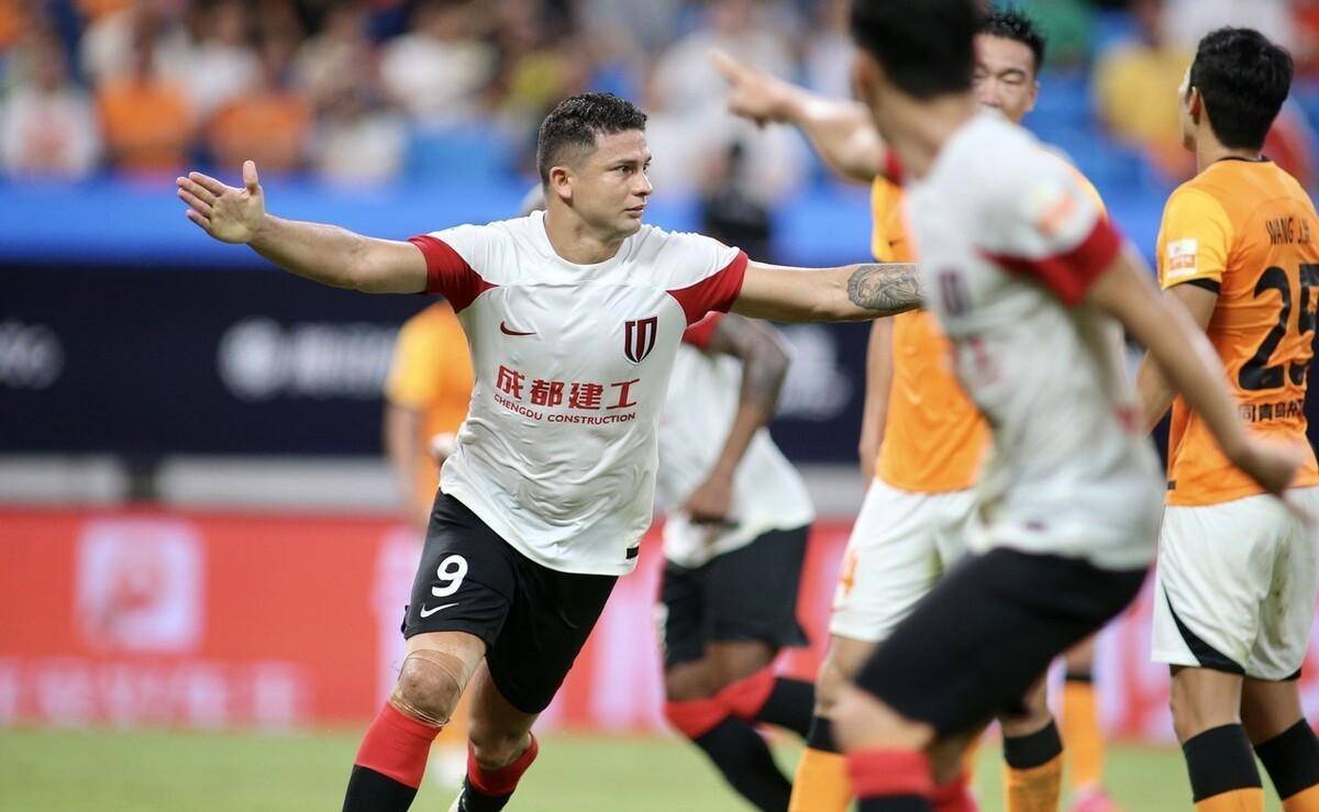 帕森斯展现多面才华，为球队带来胜利