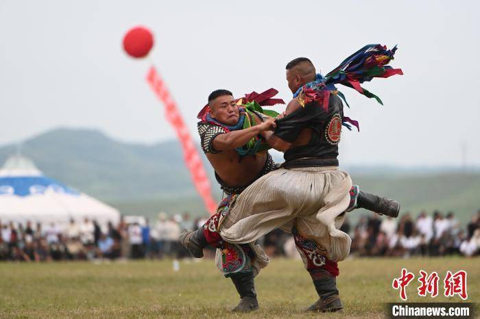 关于激烈比拼瞬间爆发，球场气氛紧张刺激的信息