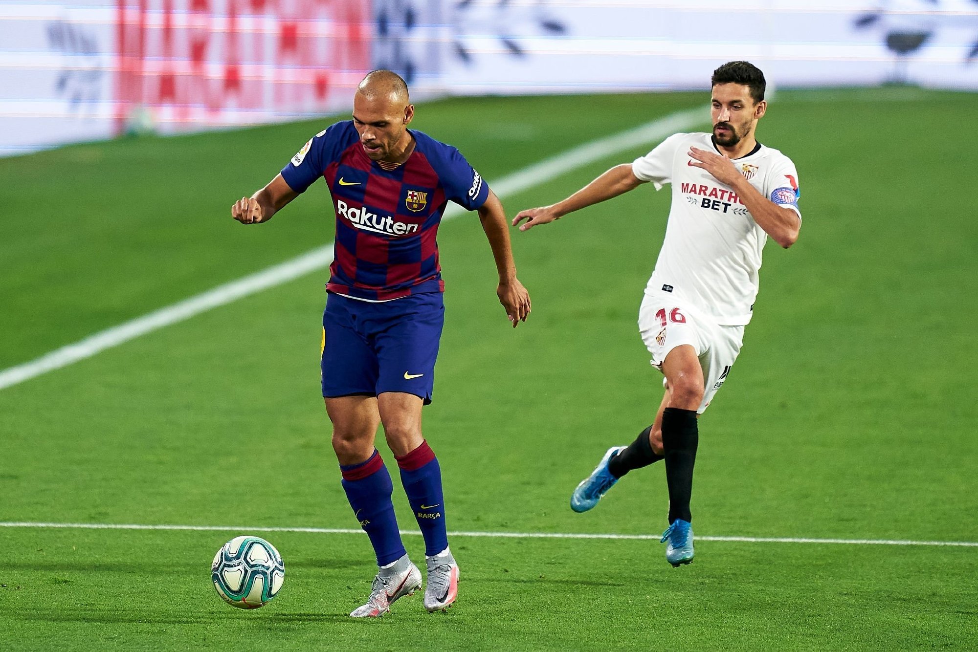 球队传接连续,连续交错进攻打击对手 球队传接连续,连续交错进攻打击对手