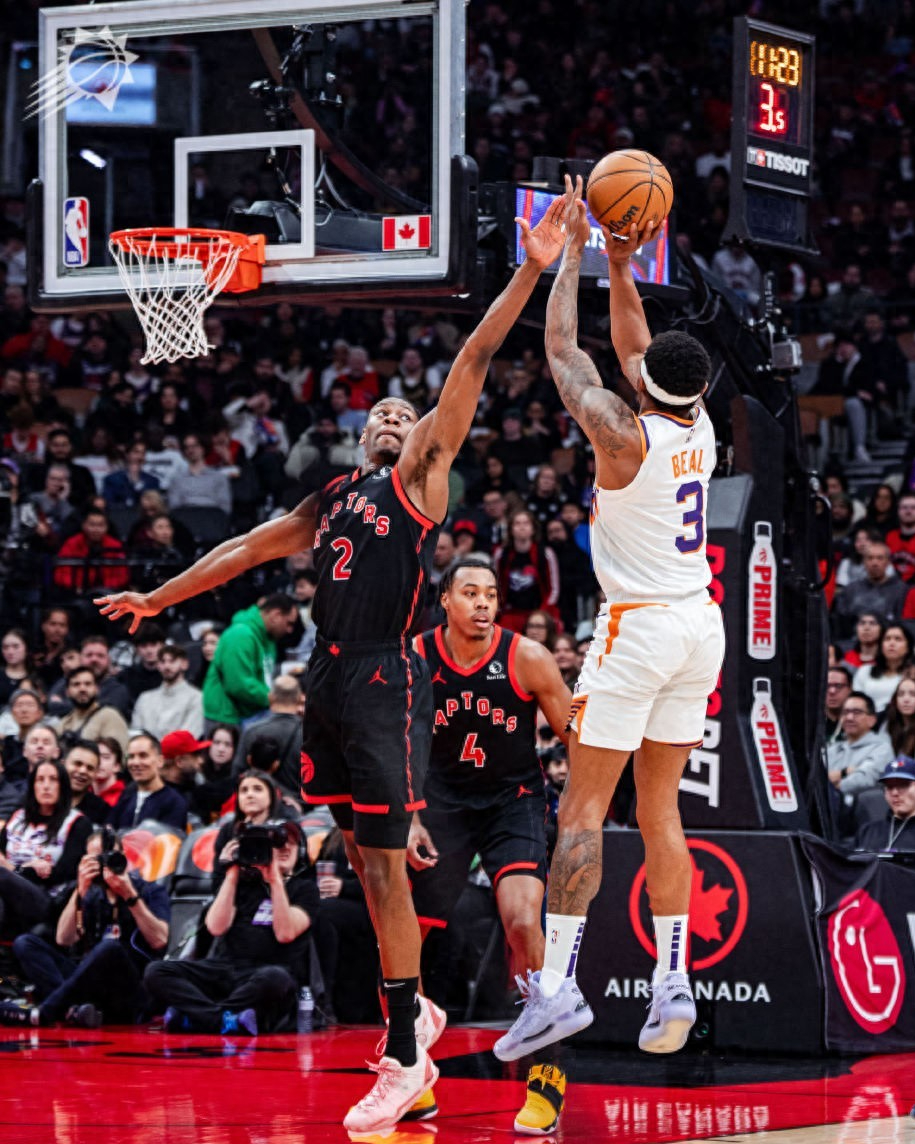 篮球比赛中球员伤愈归队,提振士气 篮球比赛中球员伤愈归队,提振士气