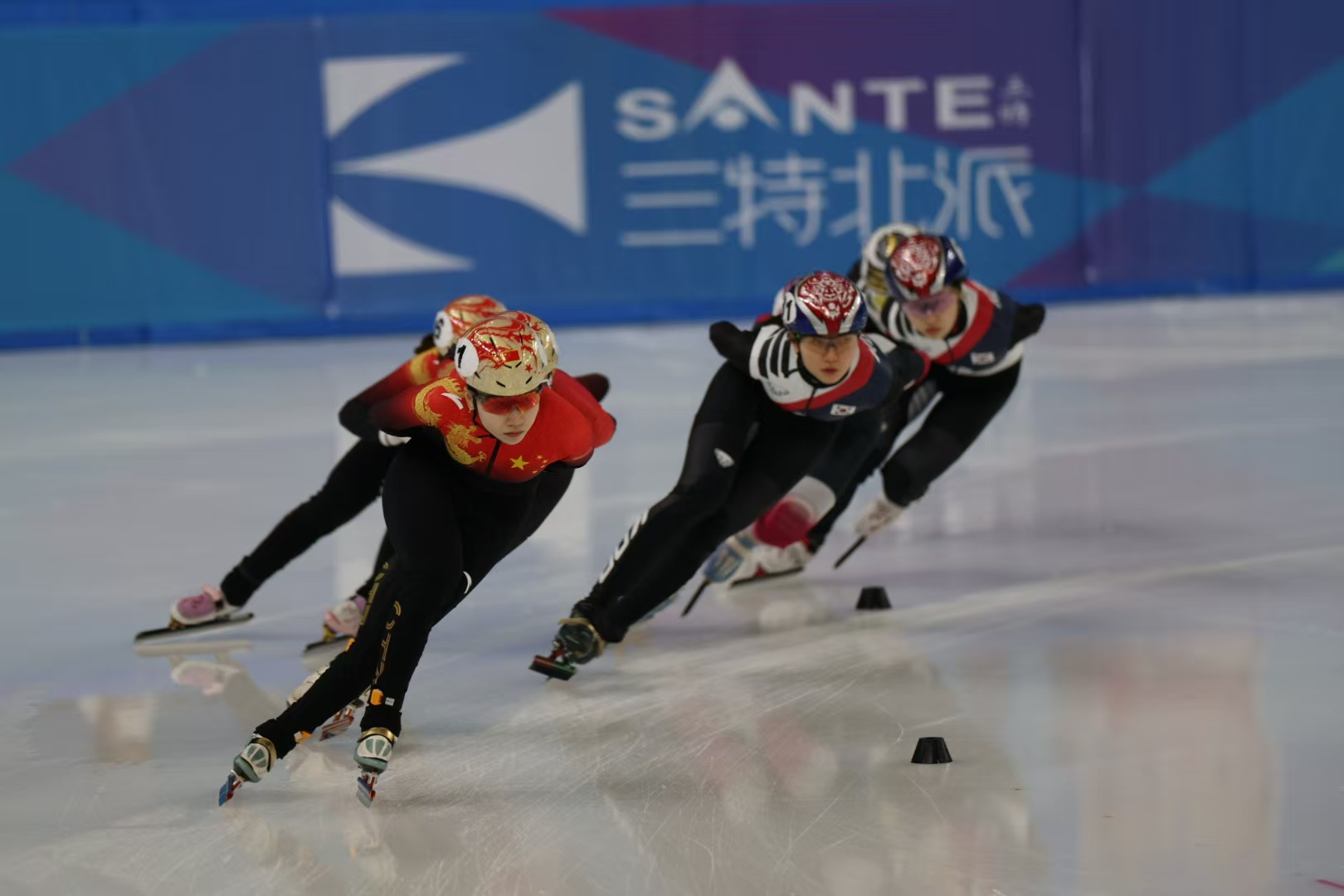 短道速滑队员团体比赛勇夺银牌 短道速滑队员团体比赛勇夺银牌