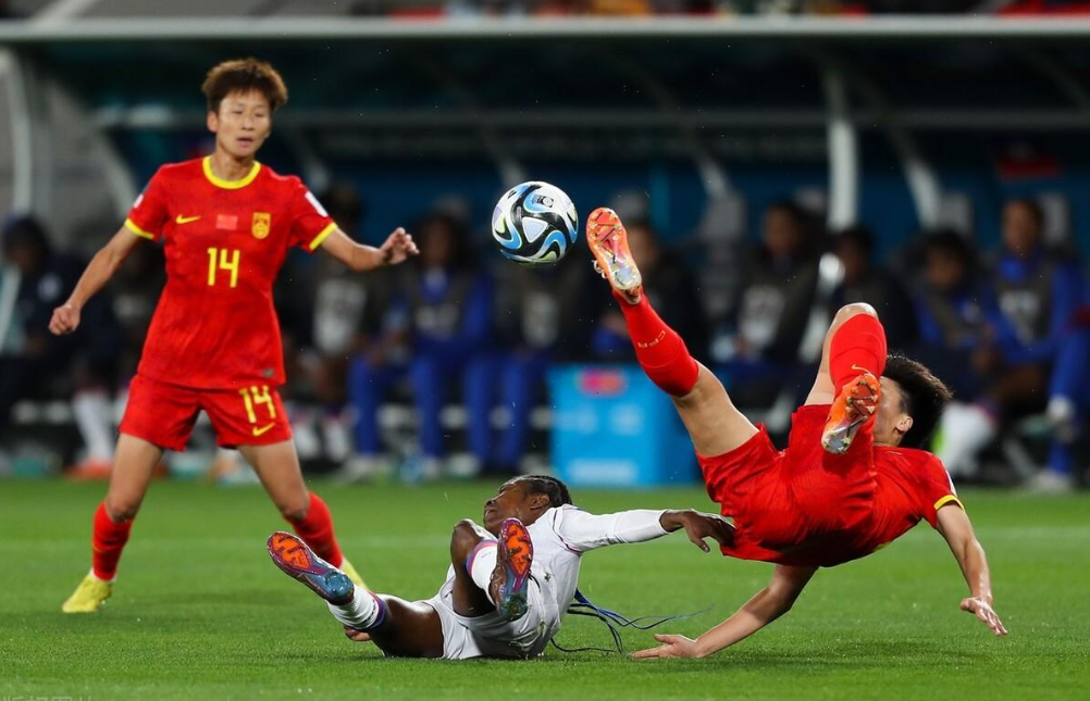 顶尖女子足球队对决，赛场上的精彩绽放的简单介绍